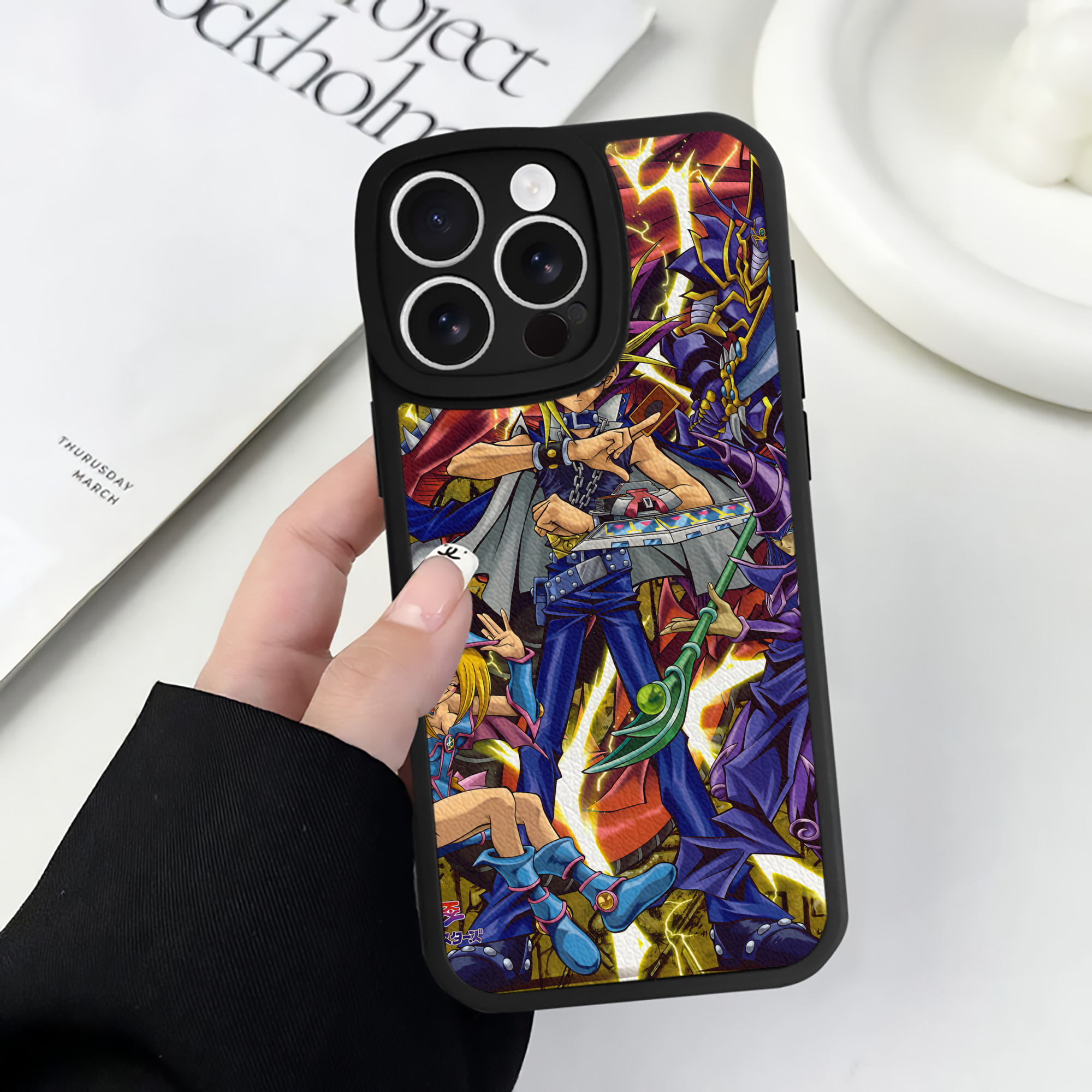 （画像用） 遊☆戯☆王 Yu-Gi-Oh! 【iPhone 16シリーズ対応】シリコンスマホケース（レザー調） 材質：シリコン